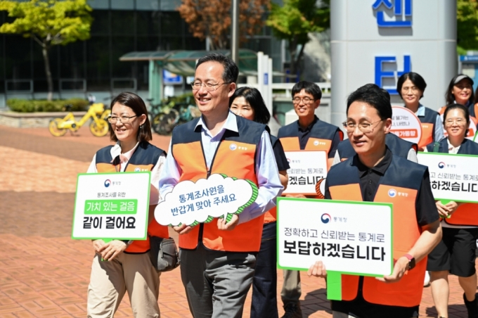 통계청 걷기 기부 캠페인에 참여한 이형일 통계청장(사진 왼쪽에서 두번째)과 직원들 /사진제공=통계청