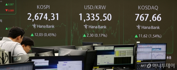 [서울=뉴시스] 김선웅 기자 = 8월 30일 오후 서울 중구 하나은행 본점 딜링룸에서 딜러들이 업무를 수행하고 있다. 2024.08.30. mangusta@newsis.com /사진=김선웅