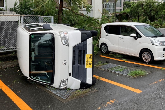 29일 일본 미야자키시에서 자동차 한 대가 태풍 샨샨 영향으로 옆으로 누워있다./AFPBBNews=뉴스1