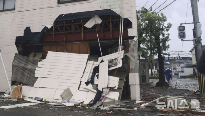 29일 일본 미야자키의 한 건물 외벽이 제10호 태풍 산산의 영향으로 파손돼 있다./AP=뉴시스