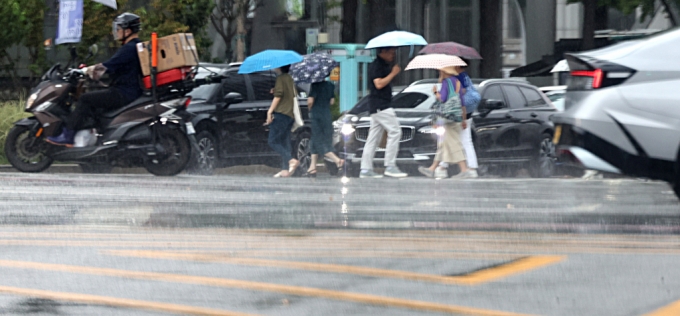  서울 중구 숭례문 인근에서 우산을 쓴 시민들이 횡단보도를 건너고 있다. /사진=뉴시스