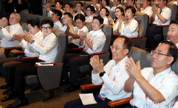 한동훈 국민의힘 대표, 추경호 원내대표를 비롯한 의원들이 29일 오후 인천 중구 용유로 인천국제공항공사 인재개발원에서 열린 2024 국민의힘 국회의원 연찬회에서 박수를 치고 있다. 2024.08.29. /사진=뉴시스