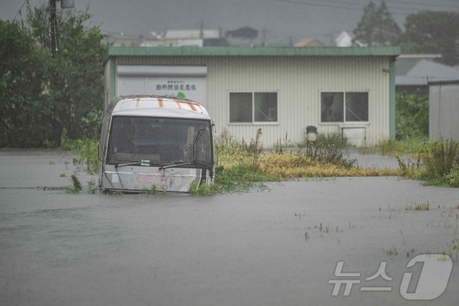 지난 29일 제10호 태풍 '산산'이 강타한 일본 오이타현 유후에서 물에 잠긴 버스가 보인다. /AFP=뉴스1