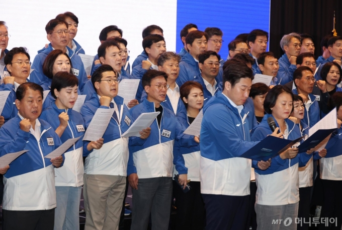 [인천=뉴시스] 고승민 기자 = 더불어민주당 박찬대 원내대표를 비롯한 지도부 및 의원들이 30일 인천 네스트호텔에서 열린 더불어민주당 2024 정기국회 대비 국회의원 워크숍에서 결의문을 낭독하며 구호를 외치고 있다. 2024.08.30. kkssmm99@newsis.com /사진=고승민