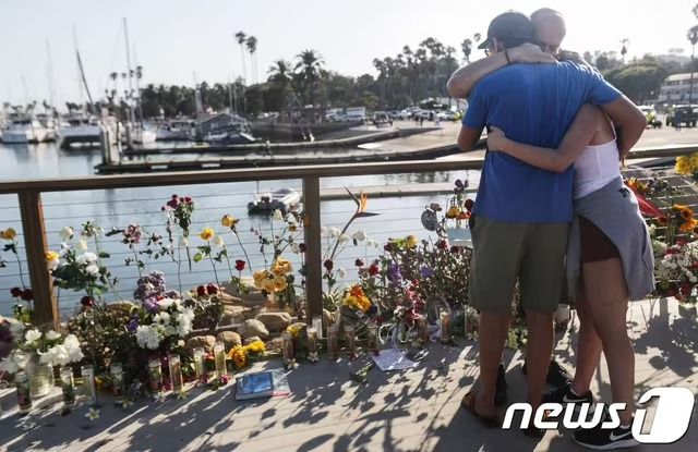 컨셉션호 사고로 목숨을 잃은 피해자들을 추모하는 사람들./AFP=뉴스1