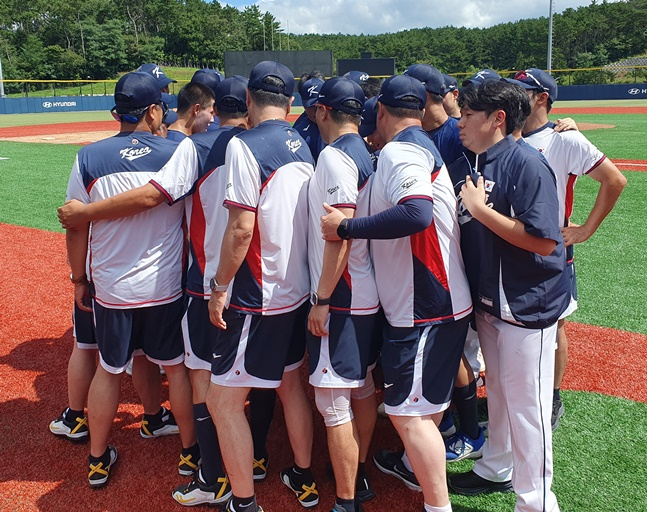 U-18 야구대표팀 선수단이 30일 부산 기장-현대차 드림 볼파크에서 열린 훈련 마지막 날 파이팅을 외치고 있다. /사진=양정웅 기자 