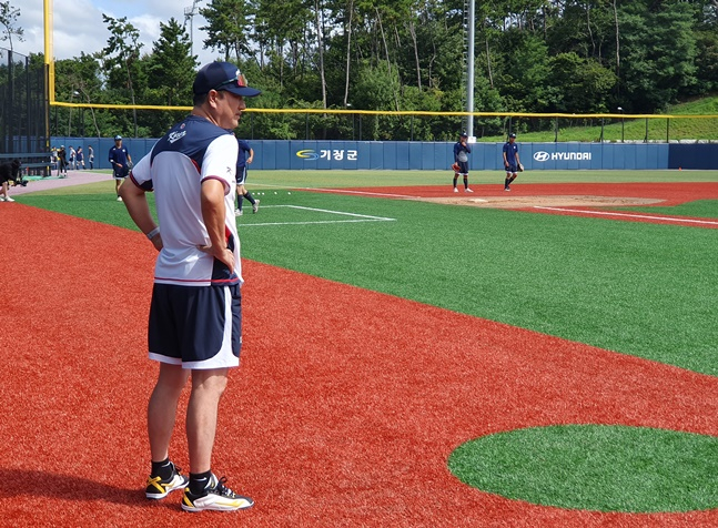 박계원 U-18 야구대표팀 감독이 30일 부산 기장-현대차 드림 볼파크에서 열린 훈련 마지막 날 선수들을 지켜보고 있다. /사진=양정웅 기자 