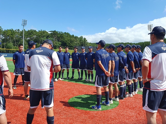 U-18 야구대표팀 선수단이 30일 부산 기장-현대차 드림 볼파크에서 열린 훈련 마지막 날 미팅을 기지고 있다. /사진=양정웅 기자 