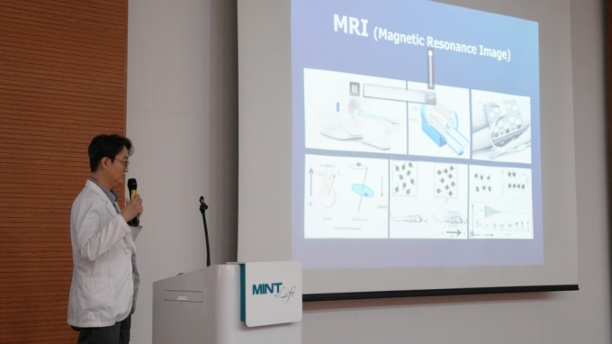 김영선 민트병원 이미징센터장이 지난 24일 이 병원에서 진행한 간환우협회 건강세미나에서 '간의 영상 진단'에 대해 설명하고 있다. /사진=민트병원