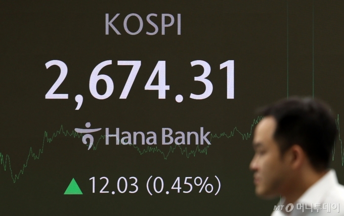 30일 오후 서울 중구 하나은행 본점 딜링룸에서 딜러가 업무를 수행하고 있다. /사진-뉴시스