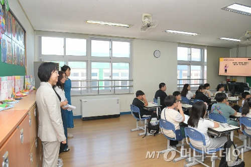 오유경 식품의약품안전처장이 30일 청소년 대상 마약류 예방교육 효과성 제고 방안을 모색하기 위해 충청북도 청주시 내수초등학교의 예방교육 현장을 방문했다./사진제공=식약처