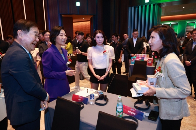 오영주 중기부 장관(왼쪽에서 2번째)이 베트남에서 동행축제의 일환으로 열린 수출상담회에 앞서 참가 기업대표들과 대화를 나누고 있다. /사진=중기부 제공