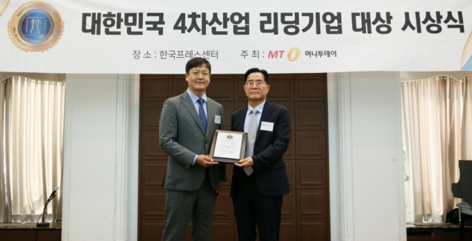 비젠트로 김홍근 대표(오른쪽)가 '2024 대한민국 4차산업 리딩기업 대상' 수상 후 머니투데이 송기용 전무(왼쪽)와 함께 기념 촬영을 하고 있다./사진=김휘선 기자 hwijpg@