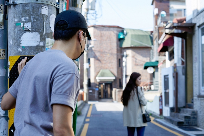 전자발찌를 착용한 상태에서 산책로를 걷던 여성을 추행하려던 40대 남성이 실형을 받았다./사진=게티이미지뱅크