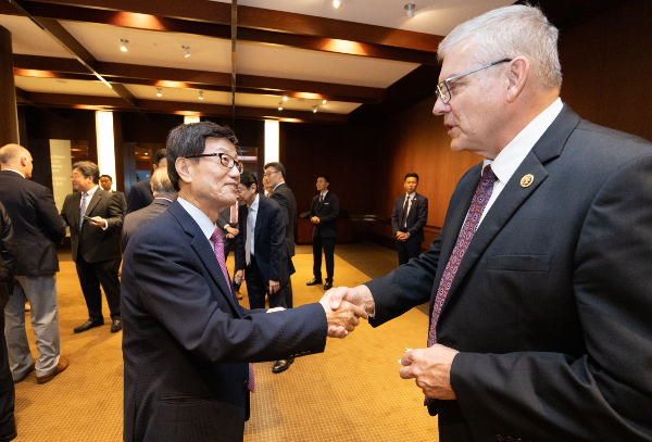  윤진식 한국무역협회 회장이 네트워킹 간담회에 참석한 배리 루더밀크(Barry Loudermilk) 하원의원과 인사를 나누고 있다. /사진제공=무협