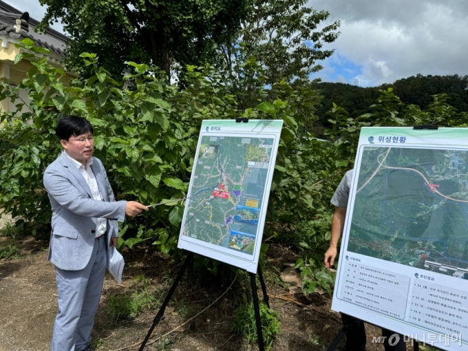 지난달 30일 경상북도 경주시 SMR 국가산업단지 조성 예정지 인근에서 김인전 LH 대구경북지역본부 차장이 국토부 기자단에 산단 개요와 추진 현황을 발표하고 있다./사진=조성준 기자