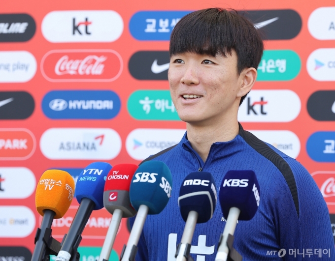 (고양=뉴스1) 김진환 기자 = 대한민국 축구대표팀 황인범이 9일 오후 경기 고양시 고양종합운동장에서 2026 국제축구연맹(FIFA) 북중미 월드컵 아시아 지역 2차 예선 중국전을 앞두고 훈련 전 공식 인터뷰를 하고 있다.    한편 축구 국가대표팀은 지난 6일 싱가포르를 7대0으로 대파하고 3차 예선 진출을 확정했다. 2024.6.9/뉴스1  Copyright (C) 뉴스1. All rights reserved. 무단 전재 및 재배포,  AI학습 이용 금지. /사진=(고양=뉴스1) 김진환 기자