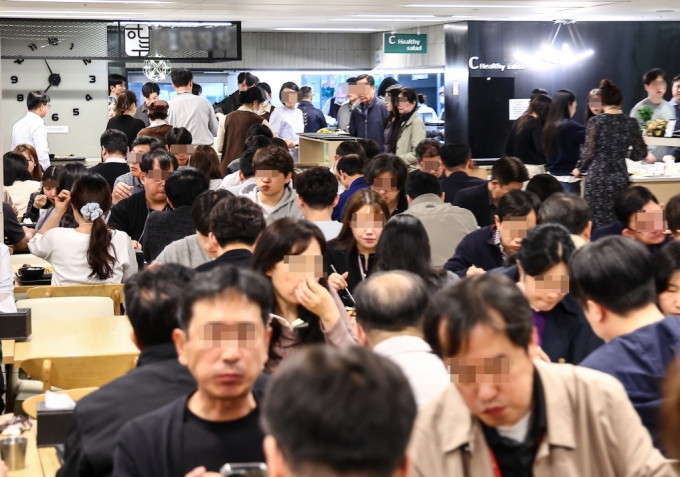  고물가로 식비를 아끼려는 직장인들이 늘고 있는 가운데 서울 시내의 한 구내식당에 점심식사를 하는 직장인들로 붐비고 있다. /사진=뉴시스