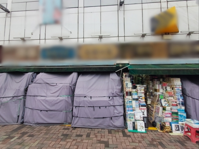 2일 오전 9시45분쯤 책방 거리. 이날 일찍 가게 문을 연 A씨는 요즘 사람들이 책을 잘 읽지 않아 매출이 좋지 않다고 말했다/사진=오석진 기자