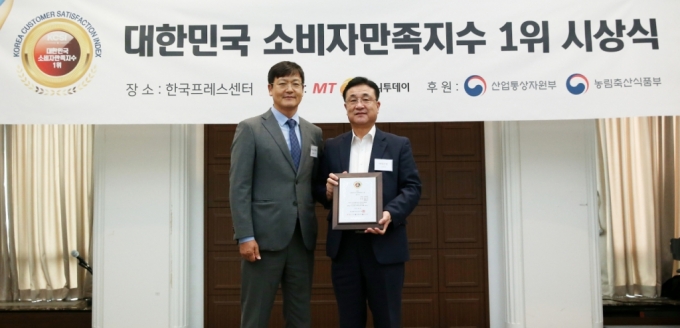 바이온텍 방순범 이사(오른쪽)가 '2024 대한민국 소비자만족지수 1위' 수상 후 머니투데이 송기용 전무(왼쪽)와 함께 기념 촬영을 하고 있다./사진=김휘선 기자 hwijpg@