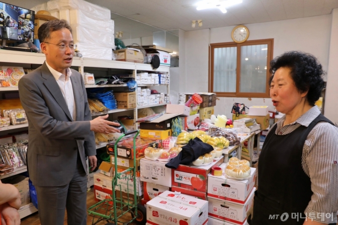 [서울=뉴시스] 이영환 기자 = 이형일 통계청장이 30일 대전 동구 신도시장을 방문해 추석 명절 주요 성수품인 과일 물가 동향을 파악하고 있다. (사진=통계청 제공) 2024.08.30.  *재판매 및 DB 금지 /사진= 통계청