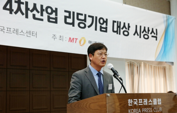  머니투데이 송기용 전무가 '2024 대한민국 4차산업 리딩기업 대상' 시상식에서 환영사를 하고 있다./사진=김휘선 기자 hwijpg@