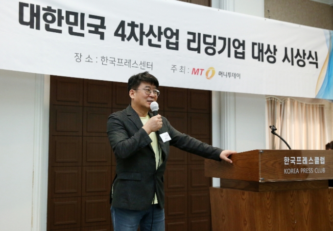 권건우 성균관대 겸임교수이자 인공지능데이터과학협회 회장이 시상식에 앞서 강연을 진행하고 있는 모습./사진=김휘선 기자 hwijpg@