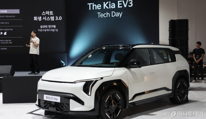 (서울=뉴스1) 김명섭 기자 = 16일 서울 광진구 파이팩토리에서 열린 'The Kia EV3 Tech Day' 행사에서 담당 연구원이 스마트 회생 시스템에 대해 설명을 하고 있다. 2024.7.17/뉴스1  Copyright (C) 뉴스1. All rights reserved. 무단 전재 및 재배포,  AI학습 이용 금지. /사진=(서울=뉴스1) 김명섭 기자