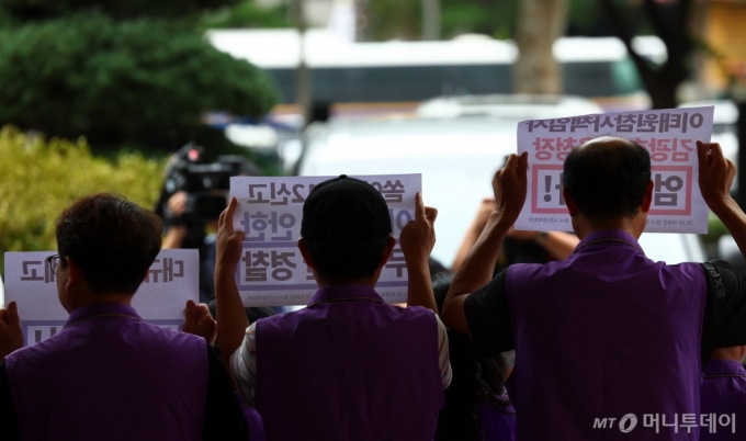 [서울=뉴시스] 전신 기자 = 이태원 참사 유가족들이 2일 서울 마포구 서울서부지방법원 앞에서 이태원 참사 부실대응 관련 결심 공판 참석에 앞서 김광호 전 서울경찰청장 등 책임자들의 엄벌을 촉구하는 피케팅을 하고 있다. 2024.09.02. photo1006@newsis.com /사진=전신