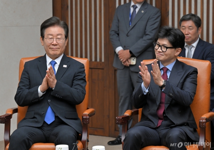 국회사진기자단 = 한동훈 국민의힘 대표와 이재명 더불어민주당 대표가 2일 오후 서울 여의도 국회본청 의장접견실에서 열린 제22대국회 개원식 겸 정기회 개회식 사전환담에서 박수치고 있다. 2024.09.02. /사진=뉴시스