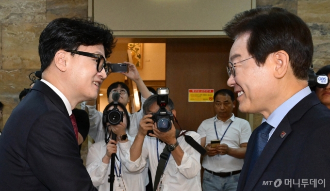 한동훈 국민의힘 대표와 이재명 더불어민주당 대표가 1일 서울 여의도 국회에서 열린 여야 대표 회담에 앞서 악수하고 있다.(공동취재)2024.9.1/사진=뉴스1  