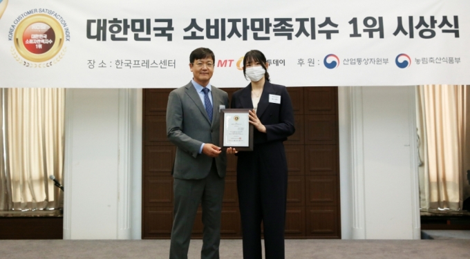 약손명가 에스테틱 관계자(오른쪽)가 '2024 대한민국 소비자만족지수 1위' 수상 후 머니투데이 송기용 전무(왼쪽)와 함께 기념 촬영을 하고 있다./사진=김휘선 기자 hwijpg@  