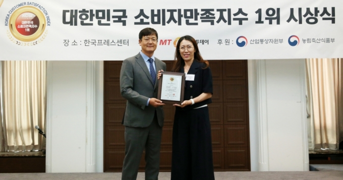 유피엘컴퍼니 관계자(오른쪽)가 '2024 대한민국 소비자만족지수 1위' 수상 후 머니투데이 송기용 전무(왼쪽)와 함께 기념 촬영을 하고 있다./사진=김휘선 기자 hwijpg@ 