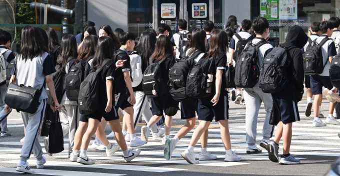 경기도내 초 ·중 ·고등학교가 개학한 19일 경기도 수원시 영통구 망포동에서 학생들이 등교를 하고 있다. /사진=뉴시스