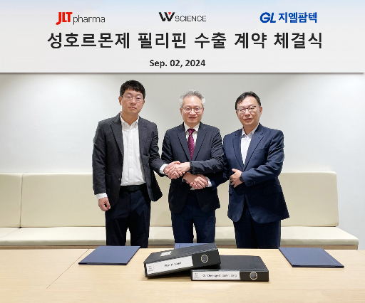 지엘팜텍은 더블유사이언스, 제이엘티파마(JLT Pharma)와 함께 성호르몬제 의약품 등의 필리핀 수출을 위한 3자 계약을 지난 2일 체결했다. 계약 체결식에서 (왼쪽부터) 제이 리(Jay Lee) JLT파마 대표, 우종수 더블유사이언스 대표, 진성필 지엘팜텍 대표가 사진 촬영을 하고 있다.