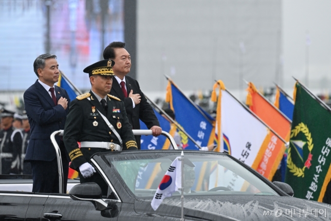 [성남=뉴시스] 윤석열 대통령이 26일 경기도 성남 서울공항에서 열린 건군 제75주년 국군의 날 기념식에서 사열하고 있다. (사진=대통령실 제공) 2023.09.26. photo@newsis.com *재판매 및 DB 금지 /사진=홍효식