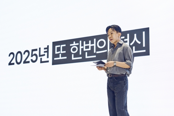 안정호 시몬스 대표이사가 3일 경기도 이천시 시몬스 팩포리움에서 뷰티레스트 런칭 100주년 기념 기자간담회에서 신제품을 설명하고 있다./사진=시몬스