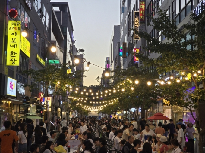 맥주축제에 참여한 시민들로 가득한 민락로데오거리./사진=현대곤 기자