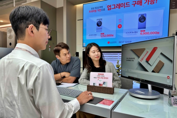 롯데백화점 LG 가전 매장에서 구독 서비스를 매장 직원에게 상담받는 모습. /사진제공=롯데백화점