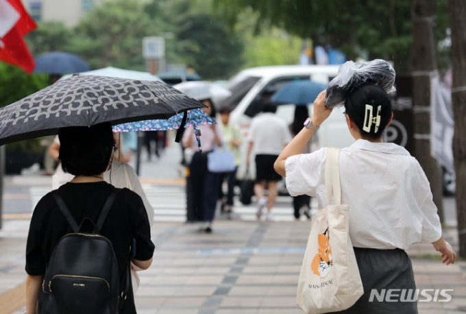 수요일인 내일(3일) 전국 대부분 지역에 구름이 많은 가운데 일부 지역에 비가 내리겠다. 오후엔 일부 지역에서 최고체감온도가 33도로 올라 덥겠다./사진=뉴시스