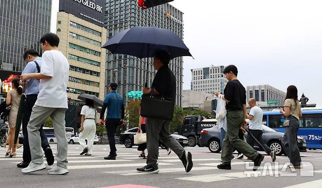 수요일인 4일 전국이 흐린 가운데 일부 지역에서 비가 내리겠다. 이날 최고 체감온도는 33도까지 올라 덥겠다./사진=뉴시스