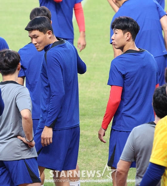 한국 축구대표팀이 팔레스타인전을 앞두고 3일 오후 경기도 고양종합운동장에서 훈련을 진행했다. 김민재와 손흥민이 훈련장에 들어서고 있다. 축구대표팀은 5일 서울월드컵경기장에서 2026 FIFA 북중미 월드컵 3차 예선 팔레스타인 전을 치른다. /사진=김진경 대기