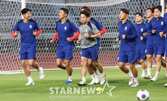 한국 축구대표팀이 팔레스타인전을 앞두고 3일 오후 경기도 고양종합운동장에서 훈련을 진행했다. 손흥민을 비롯한 선수들이 러닝 훈련을 하고 있다. 축구대표팀은 5일 서울월드컵경기장에서 2026 FIFA 북중미 월드컵 3차 예선 팔레스타인 전을 치른다. /사진=김진경 대기