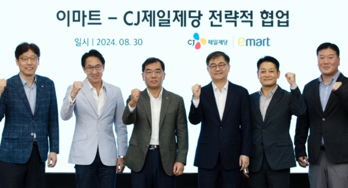 지난 8월 30일 서울 중구 CJ제일제당센터에서 CJ제일제당과 이마트 핵심 경영진이 만나 상품 개발 협력 방안을 논의했다. 사진 좌측부터 김상익 CJ제일제당 식품한국총괄, 박민석 CJ제일제당 식품사업부문 대표, 강신호 CJ제일제당 부회장, 이마트 한채양 대표, 이마트 황운기 상품본부장, 이마트 이형순 HomeMeal 담당. /사진제공=이마트  