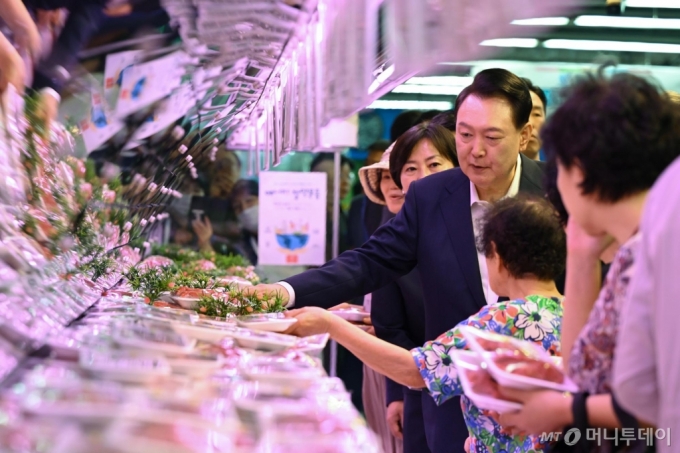 [서울=뉴시스] 최진석 기자 = 윤석열 대통령이 3일 서울 도봉구 농협 하나로마트 창동점을 방문해 추석 명절 장바구니 물가를 점검하며 시민들과 축산물 상품을 살펴보고 있다. (사진=대통령실 제공) 2024.09.03.  *재판매 및 DB 금지 /사진=최진석