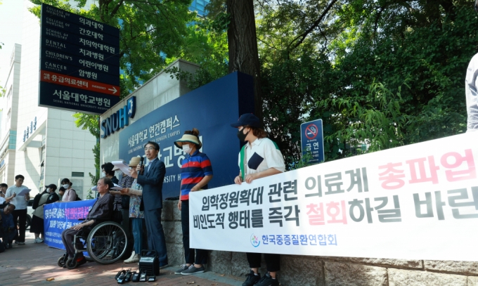 지난 6월12일 서울 종로구 서울대학교 병원 후문 앞에서 열린 전공의 집단 사직 관련 서울대 교수 무기한 전면휴진 중단을 촉구하는 중증질환 환자단체 공동 기자회견에서 김성주 한국중증질환연합회 회장이 발언을 하고 있다./사진= 뉴시스