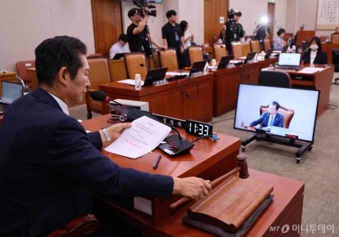 정청래 국회 법제사법위원장이 4일 오전 서울 여의도 국회에서 열린 법제사법위원회 전체회의에서 의사봉을 두드리고 있다. 2024.09.04. /사진=뉴시스