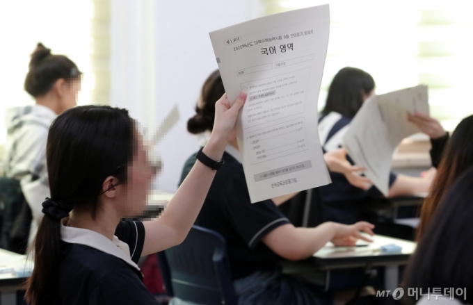 2025학년도 대학수학능력시험이 두달 여 앞으로 다가온 가운데 수능전 마지막 모의평가가 4일 서울 영등포구 여의도동 서울 여의도여고를 포함한 전국에서 일시에 진행됐다.  교육계에 따르면 이번 9월 모의평가는 오전 8시 40분부터 전국 2154개 고등학교(교육청 포함)와 523개 지정학원에서 동시에 실시됐으며 이번 모의평가에 지원한 수험생은 48만8292명이다.  이중 재학생은 38만1733명(78.2%), 졸업생 등(졸업생+검정고시생)은 10만6559명(21.8%)으로 집계됐다./사진=임한별(머니S)