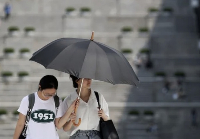 목요일인 내일 (5일)은 하늘이 흐리겠고 전국 대부분 지역에 비가 내리겠다. 오후 최고 온도는 33도까지 올라가 덥겠다./사진=뉴시스