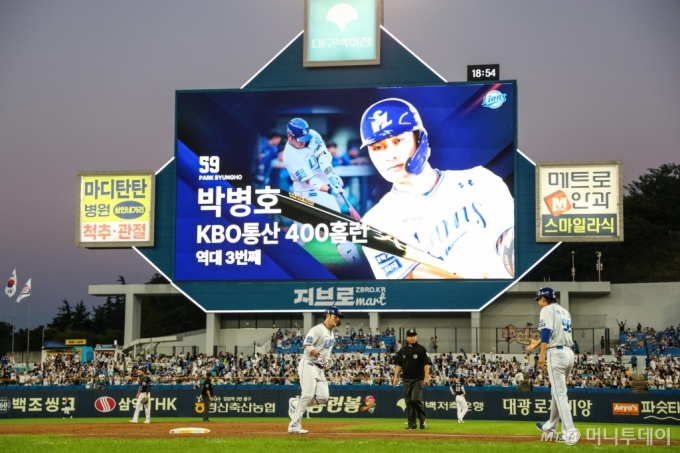  4일 대구 삼성라이온즈파크에서 열린 2024 KBO리그 두산 베어스와 삼성 라이온즈의 경기, 2회말 무사 삼성 박병호가 선제 솔로홈런을 친 뒤 축하를 받고 있다. 이번 홈런으로 박병호는 통산 400호 홈런을 달성했다. /사진=뉴시스